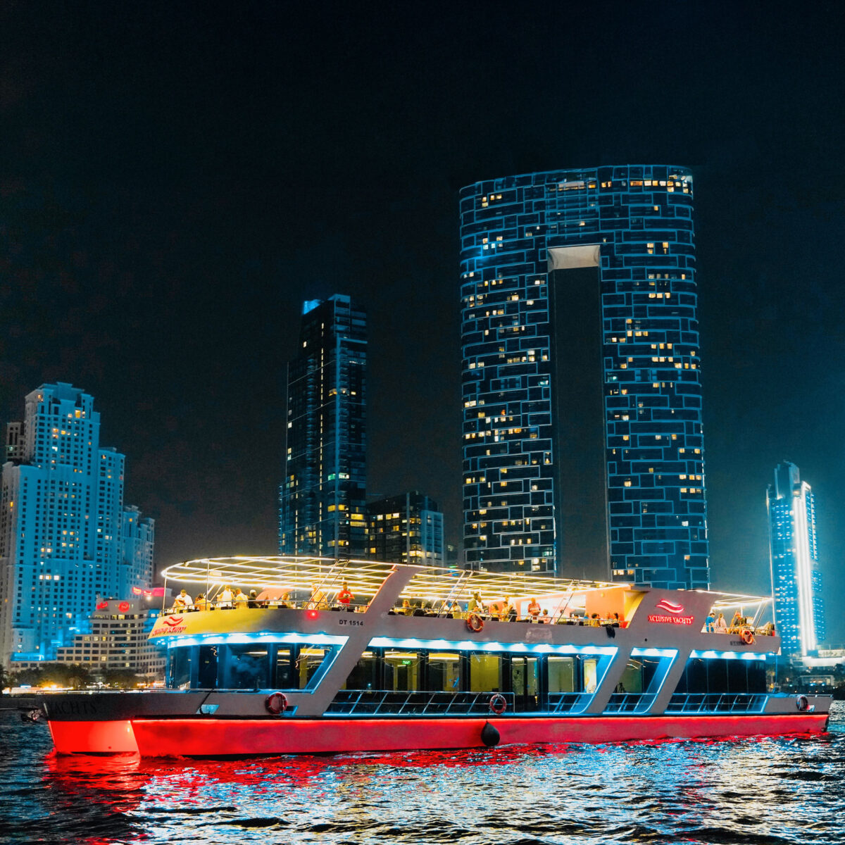 Dinner Cruise – Dubai Marina Houseboat Tour (90 Mins)